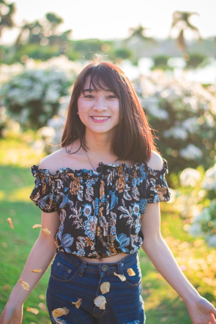 Photo 公園に立っている美しい若い女性の肖像画