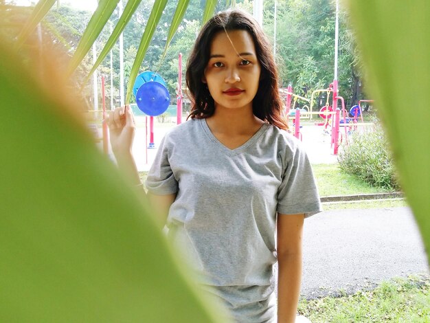 Photo portrait of beautiful young woman standing at playground