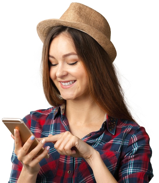 흰색 배경에 고립 된 휴대 전화를 사용 하는 아름 다운 젊은 여자의 초상화