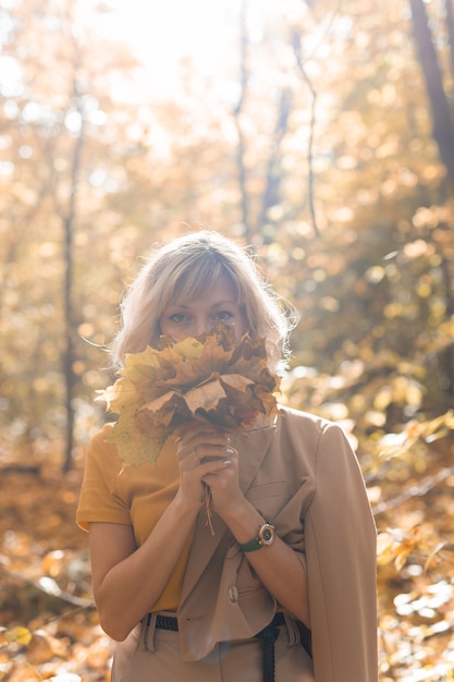 가 야외에서 산책 하는 아름 다운 젊은 여자의 초상화. 가을 시즌과 세련된 소녀 컨셉입니다.
