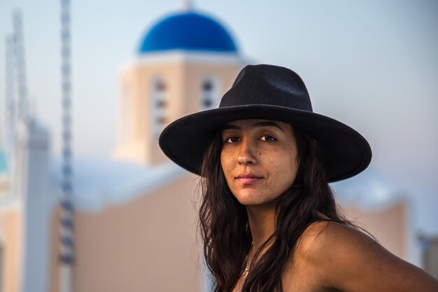 Foto ritratto di una bella giovane donna che indossa un cappello