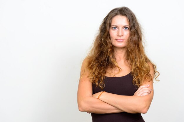 Foto ritratto di una bella giovane donna su uno sfondo bianco