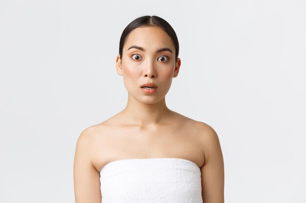 Photo portrait of a beautiful young woman over white background