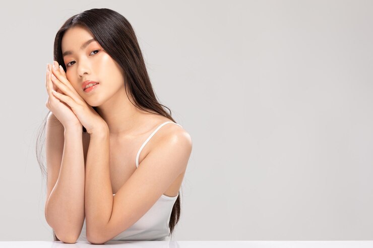 Photo 白い背景の美しい若い女性の肖像画