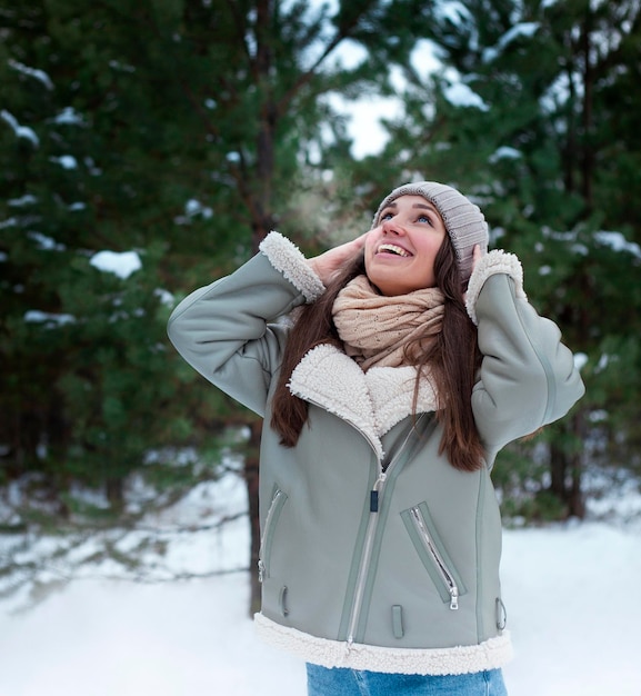 Портрет красивой молодой женщины в зимнем парке