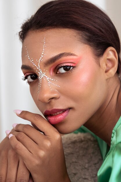 Photo portrait of beautiful young woman with colorful face make-up