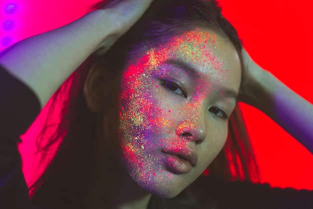 一位美麗的年輕女子的肖像,臉上有顏料