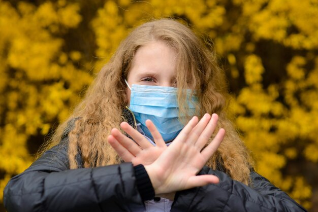 Foto ritratto bella giovane donna con maschera