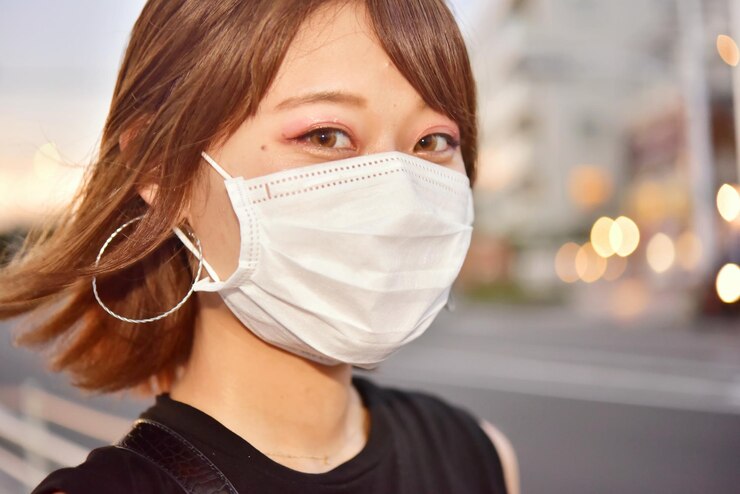 Photo マスクをかぶった美しい若い女性の肖像画