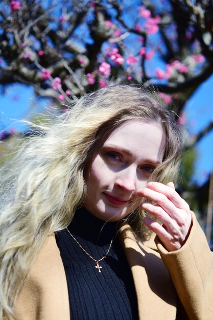 Photo portrait of beautiful young woman