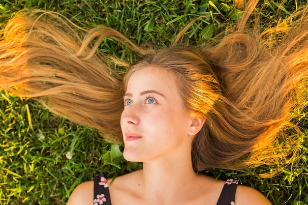 Foto ritratto di una bella giovane donna