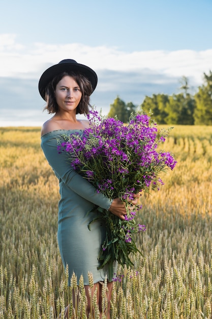 Ritratto di una bellissima giovane donna