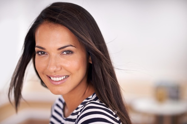 Foto modello di bellezza ritratto e sorriso con trucco con fiducia pelle liscia e luminosa per la felicità routine di trattamento del viso e donna con orgoglio per la cura della pelle salute e benessere per i cosmetici