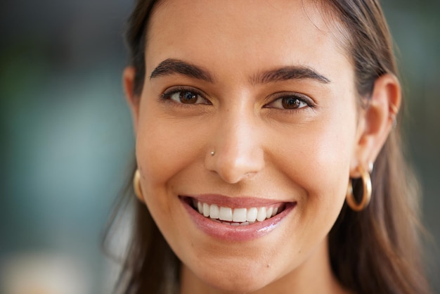 Foto ritratto di bellezza e cura della pelle con una donna felice dentro con un piercing al naso e un sorriso sul viso cosmetici e lusso per la pelle con una giovane donna attraente che sorride per un prodotto per il viso