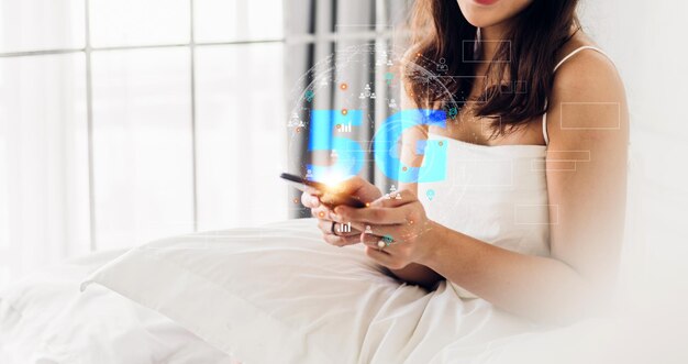 Портрет красивой азиатской женщины использует цифровой смартфон с бизнес-технологиями, связывающими сеть интернет-соединения, глобальную мировую беспроводную сеть 5G, высокоскоростной интернет. метавселенная и технологии