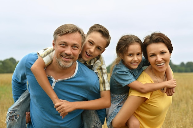 Foto ritratto di grande famiglia felice