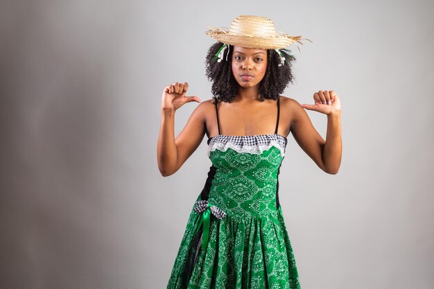 Photo portrait black brazilian woman in festa junina clothes saint john's festival pointing at herself