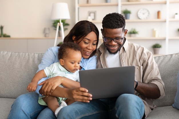 Портрет черной семьи с помощью планшета дома