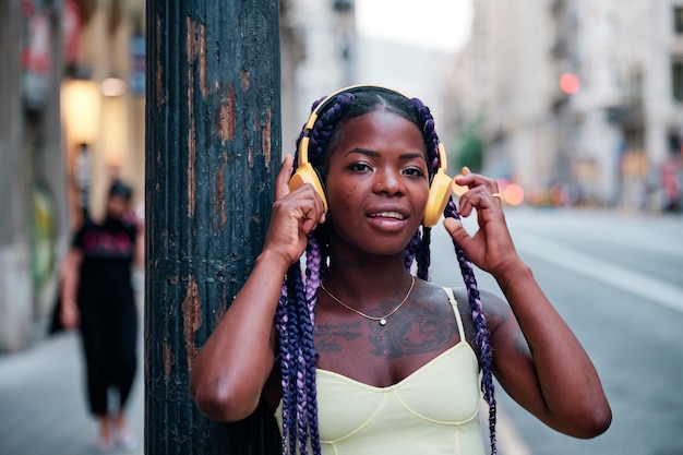 도시를 걷는 흑인 소녀의 초상화