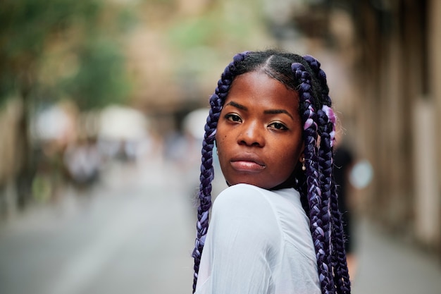 Портрет черной девушки, гуляющей по городу