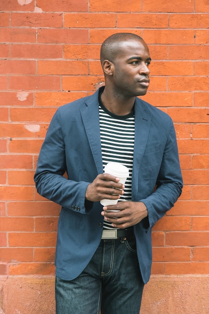 Photo portrait of black guy holding coffee