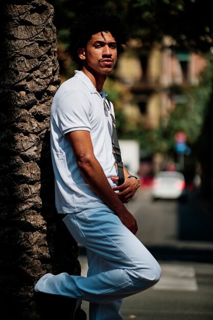 Photo portrait of a black man in the city - fashion concept