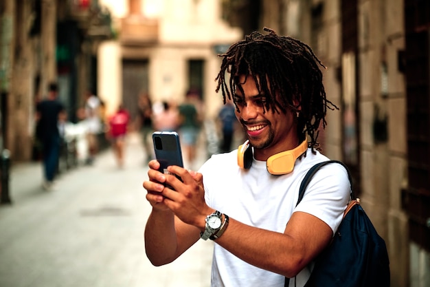 Dreadlocks 개념 라이프 스타일을 가진 흑인 남자의 초상화