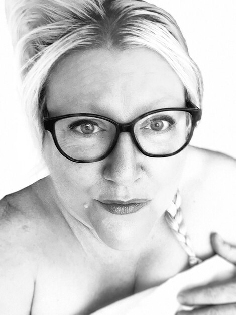 Foto ritratto in bianco e nero di una persona adulto che guarda la telecamera viso umano foto della testa occhiali donne fotografia monocromatica