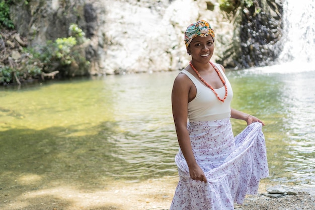 川のそばに立っている黒人女性の肖像画
