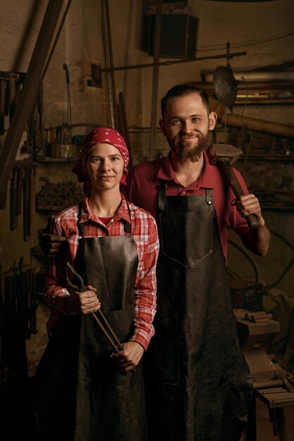 Photo portrait of blacksmiths standing in workshop