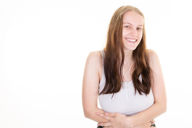 Foto ritratto di giovane donna bionda sorridente capelli lunghi con sorriso di felicità in faccia a parte lo spazio della copia