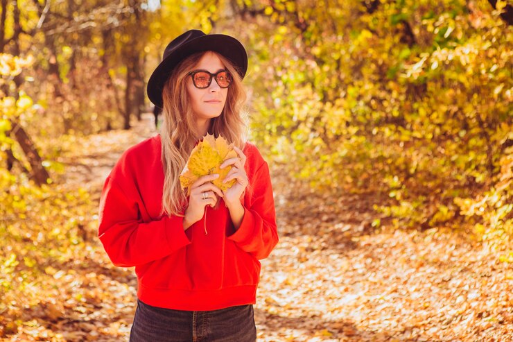 Photo portrait of a blonde woman in the autumn forest
