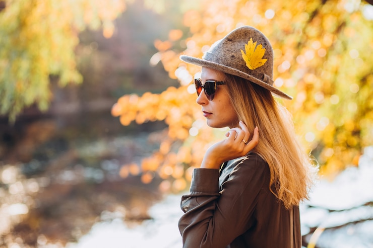 Photo portrait of a blonde woman in sunglasses in autumn forest