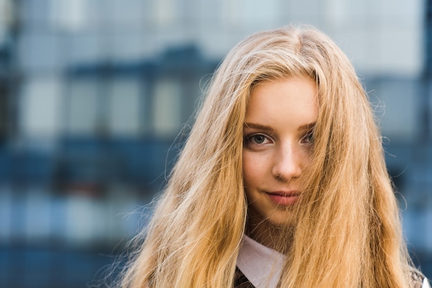 Foto ritratto di giovane donna blondy