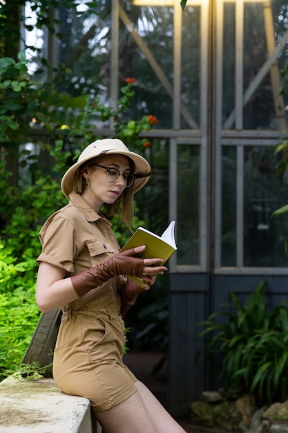 温室の植物学者の女性の肖像画