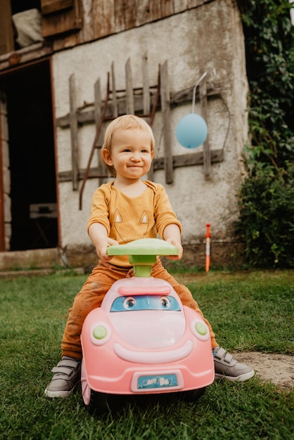 Foto ritratto di una scatola che gioca su un giocattolo per auto