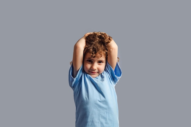 Photo portrait of boy against blue background