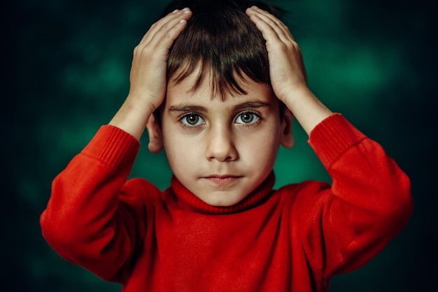 Photo portrait of boy against blurred background