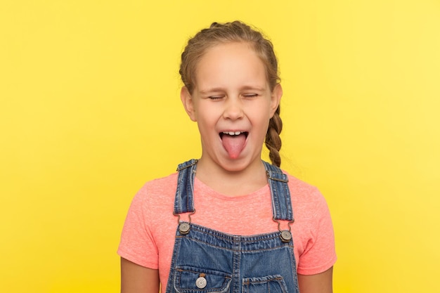 Photo portrait of a boy against yellow background