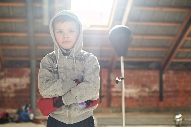 Photo portrait of a boy in boxing gloves