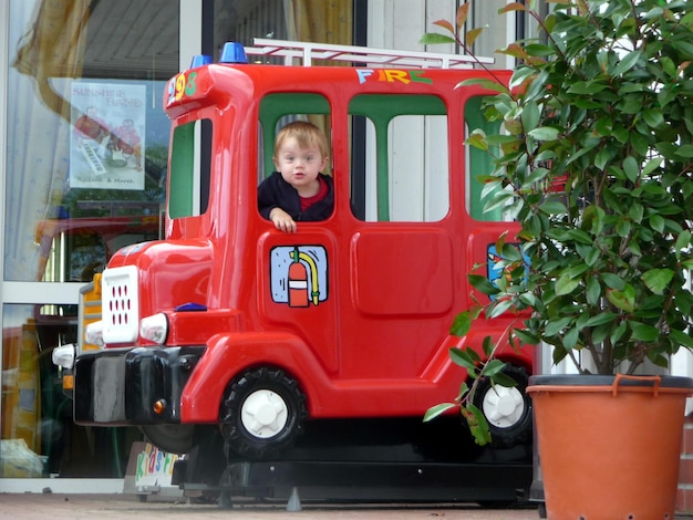 Photo portrait of boy in bus