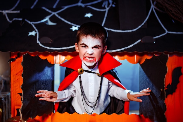 Foto ritratto di un ragazzo vestito con un costume da vampiro