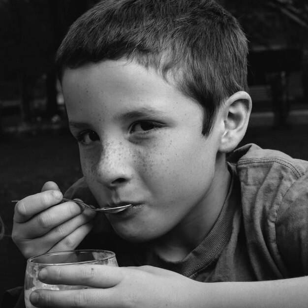 Foto ritratto di un ragazzo che beve caffè