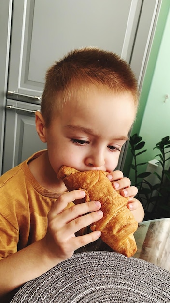 Photo portrait of boy eating food