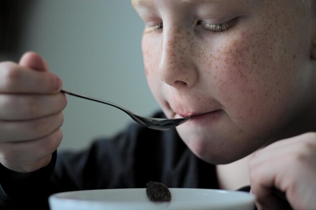 Photo portrait of boy eating food