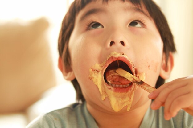 アイスクリームを食べている男の子の肖像画