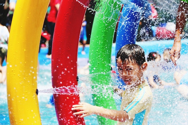 Foto ritratto di un ragazzo che si diverte in piscina in un parco acquatico