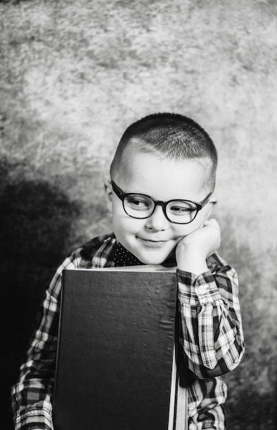 Foto ritratto di un ragazzo con un libro in mano