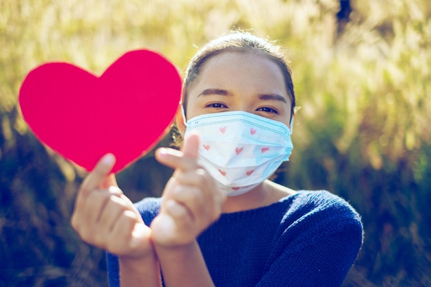 Foto ritratto di un ragazzo in forma di cuore