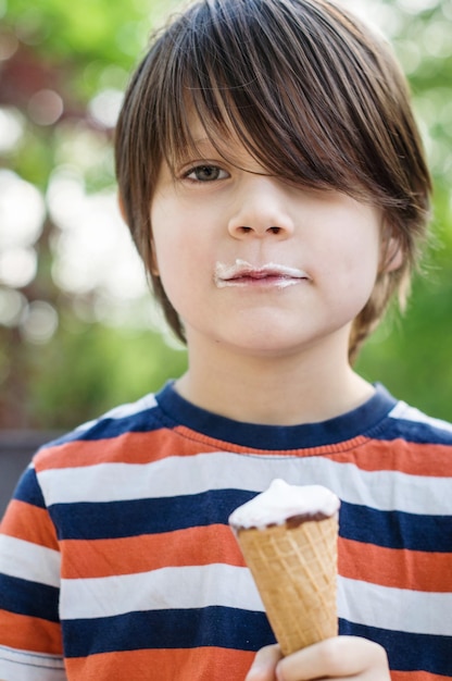 Photo portrait of boy holding ice cream cone